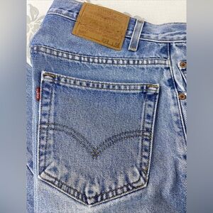 Vintage Levi's 560 Y2K Loose Fit
Tapered Leg Light Wash 33X32